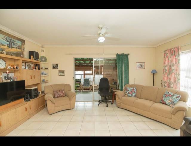 5 BEDROOM HOUSE FOR SALE IN BLUEWATER BAY